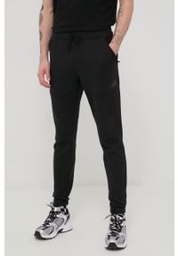 New Balance spodnie dresowe męskie kolor czarny gładkie. Kolor: czarny. Materiał: dresówka. Wzór: gładki