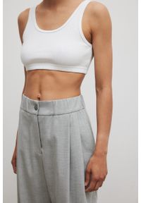 Marsala - Krótki top z prążkowanej dzianiny w kolorze CLASSIC WHITE- LAGO-XL. Materiał: prążkowany, dzianina. Długość rękawa: na ramiączkach. Długość: krótkie. Sezon: lato