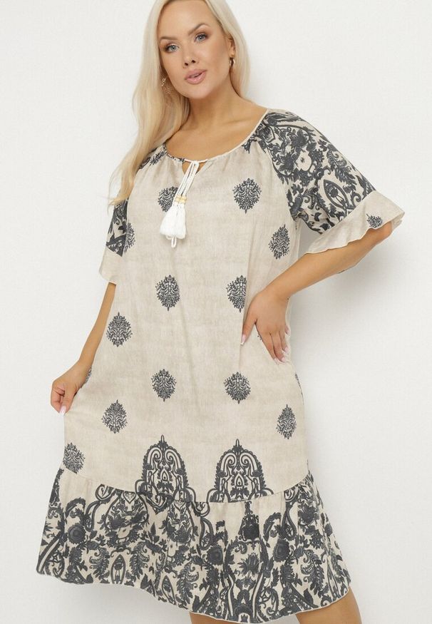 Born2be - Ciemnoszara Wiskozowa Sukienka w Stylu Boho z Frędzlami i Falbankami Korilia. Typ kołnierza: kołnierz z falbankami. Kolor: szary. Materiał: wiskoza. Sezon: lato. Styl: boho