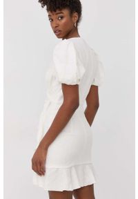 BARDOT - Bardot sukienka lniana kolor biały mini dopasowana. Kolor: biały. Materiał: len. Długość rękawa: krótki rękaw. Typ sukienki: asymetryczne, dopasowane. Długość: mini #4