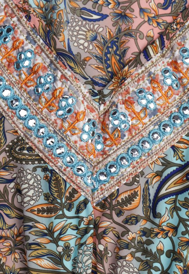 Born2be - Zielona Sukienka Rozkloszowana z Falbanką w Print Paisley Kapiss. Typ kołnierza: dekolt w kształcie V. Kolor: zielony. Długość rękawa: długi rękaw. Wzór: nadruk, paisley. Styl: elegancki, klasyczny