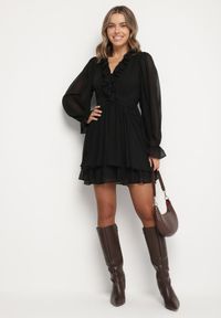 Born2be - Czarna Rozkloszowana Sukienka z Falbankami i Siateczkowymi Rękawami Zennisa. Okazja: do pracy, na spotkanie biznesowe, na imprezę. Typ kołnierza: kołnierz z falbankami. Kolor: czarny. Materiał: poliester. Typ sukienki: rozkloszowane. Styl: biznesowy, klasyczny #3