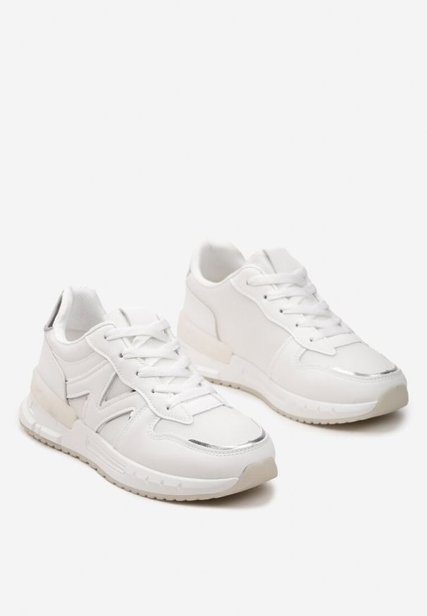 Renee - Białe Sneakersy z Klasycznym Sznurowaniem i Wstawkami z Siateczki Veloraa. Nosek buta: okrągły. Kolor: biały. Materiał: materiał. Obcas: na obcasie. Wysokość obcasa: niski