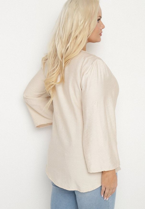 Born2be - Jasnobeżowa Bluzka z Bawełną i Ozdobnym Haftem Edirilita. Okazja: na co dzień. Typ kołnierza: dekolt w serek. Kolor: beżowy. Materiał: bawełna. Wzór: haft. Styl: casual