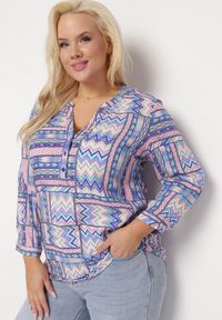 Born2be - Niebiesko-Różowa Koszula z Etnicznym Wzorem i Rękawami 3/4 Ithnoria. Kolekcja: plus size. Kolor: niebieski. Styl: etno, boho