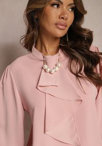 Renee - Jasnoróżowa Bluzka z Krawatem i Ozdobnymi Perłami Berbora. Kolor: różowy. Długość rękawa: długi rękaw. Długość: długie. Styl: klasyczny #5