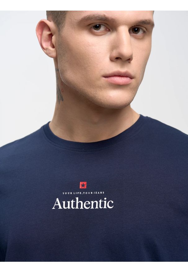 Big-Star - Koszulka męska z linii Authentic z nadrukiem granatowa Techmunen 403. Okazja: na co dzień. Kolor: niebieski. Materiał: jeans, bawełna. Wzór: nadruk. Sezon: lato. Styl: casual, sportowy