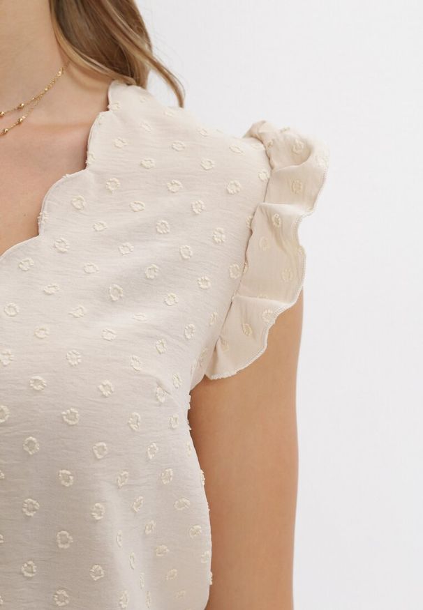 Born2be - Beżowa Bluzka Top z Tkaniny Plumeti z Falbankami przy Ramionach Fatalie. Okazja: na co dzień. Typ kołnierza: kołnierz z falbankami. Kolor: beżowy. Materiał: tkanina. Styl: casual