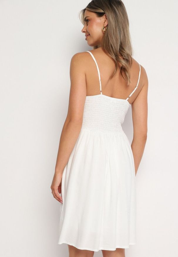 Born2be - Biała Bawełniana Sukienka na Cienkich Regulowanych Ramiączkach z Kopertowym Dekoltem Pennea. Okazja: na co dzień. Typ kołnierza: dekolt kopertowy. Kolor: biały. Materiał: bawełna. Długość rękawa: na ramiączkach. Typ sukienki: kopertowe. Styl: casual, elegancki, sportowy