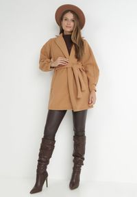Born2be - Ciemnobeżowy Płaszcz z Wiązanym Paskiem i Bufiastym Rękawem Imgrucu. Typ kołnierza: kołnierzyk stójkowy. Kolor: beżowy. Materiał: tkanina, jeans. Długość: długie. Sezon: wiosna, jesień #3