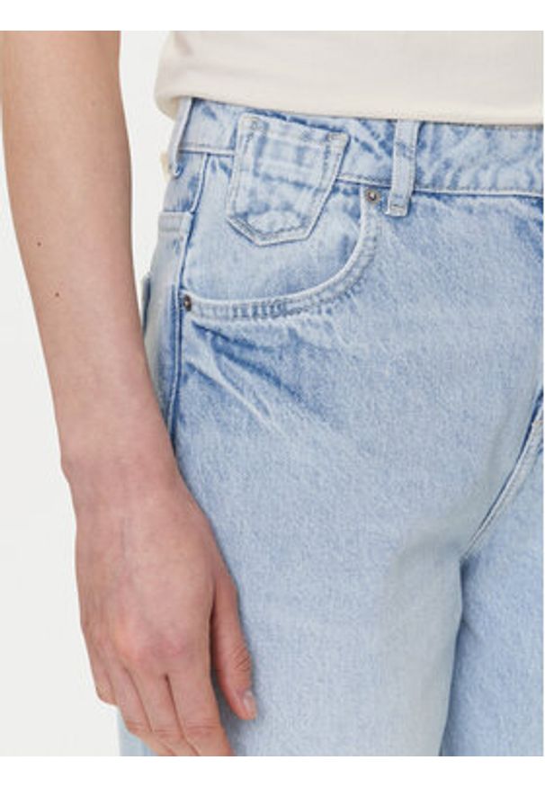 Mustang Jeansy Charlotte 1016196 Błękitny Mom Fit. Kolor: niebieski
