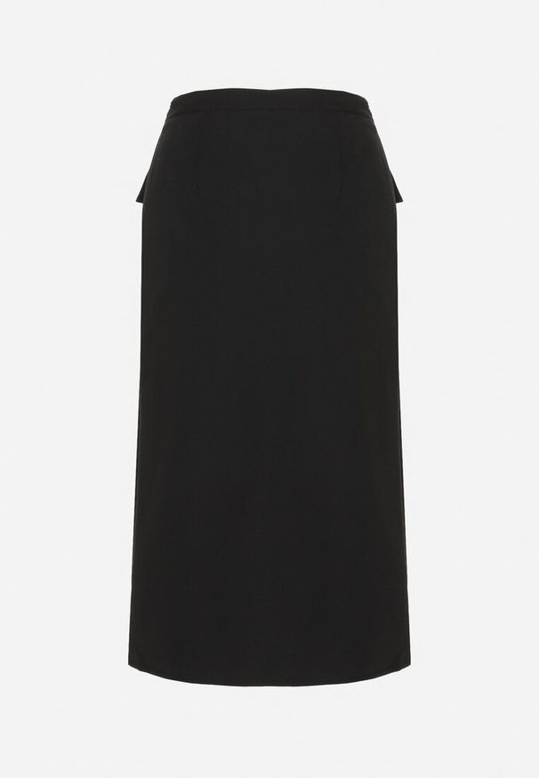 Born2be - Czarna Ołówkowa Spódnica z Wiskozą Ozdobiona Kieszeniami z Klapami Attenelle. Okazja: na co dzień, do pracy, na spotkanie biznesowe. Kolor: czarny. Materiał: wiskoza. Wzór: aplikacja. Styl: casual, biznesowy, elegancki