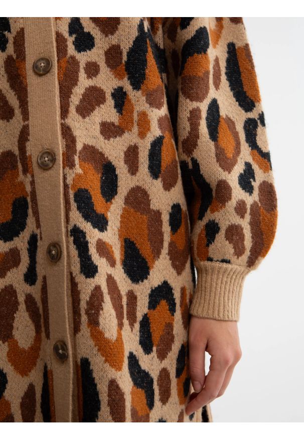 Big-Star - Sweter damski typu kardigan z motywem zwierzęcym brązowy Pantira 000. Typ kołnierza: dekolt w serek. Kolor: wielokolorowy. Materiał: materiał. Długość rękawa: długi rękaw. Długość: długie. Wzór: motyw zwierzęcy