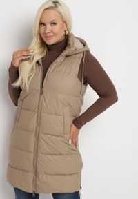 Born2be - Beżowa Pikowana Kamizelka z Kapturem na Suwak i Napy Timella. Okazja: na co dzień, na spacer. Typ kołnierza: kaptur. Kolekcja: plus size. Kolor: beżowy. Materiał: jeans, tkanina. Wzór: aplikacja. Styl: klasyczny, casual, elegancki