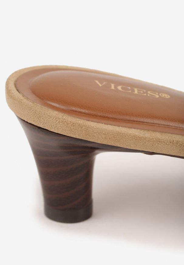 Renee - Beżowe Klapki VICES na Obcasie Typu Kaczuszka z Imitacji Drewna Sacredgem. Okazja: do pracy. Kolor: beżowy. Materiał: jeans. Obcas: na obcasie. Wysokość obcasa: średni