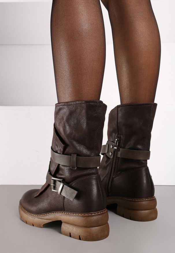 Renee - Brązowe Botki z Nieregularną Cholewką Zdobioną Paskami i Sprzączkami Zinbelle. Okazja: na co dzień. Zapięcie: pasek. Kolor: brązowy. Materiał: dzianina, wełna. Szerokość cholewki: normalna. Wzór: aplikacja. Styl: elegancki, casual