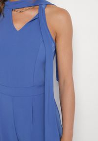 Born2be - Niebieski Kombinezon Bez Rękawów z Ozdobnym Wiązaniem i Szerokimi Nogawkami Silarine. Okazja: na co dzień. Kolor: niebieski. Materiał: jeans. Długość rękawa: bez rękawów. Styl: klasyczny, casual, elegancki, sportowy #3