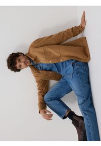 Reserved - Koszula comfort z imitacji zamszu - brązowy. Kolor: brązowy. Materiał: zamsz #1