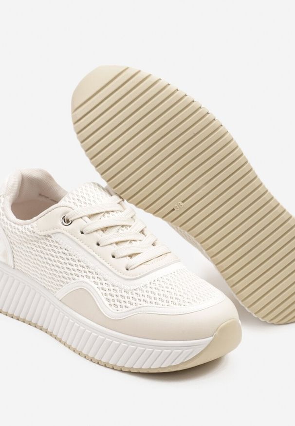 Renee - Beżowo-Białe Sneakersy na Tłoczonej Platformie Wilaria. Okazja: na co dzień. Kolor: beżowy. Materiał: jeans. Obcas: na platformie