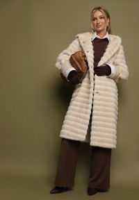 Born2be - Beżowy Futrzany Płaszcz w Pikowany Wzór z Kapturem Esarra. Okazja: na spacer, na co dzień, na spotkanie biznesowe, do pracy. Typ kołnierza: kaptur. Kolor: beżowy. Materiał: futro. Długość: długie. Styl: casual, biznesowy, elegancki #5