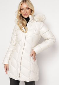 Born2be - Jasnobeżowa Pikowana Kurtka przed Kolano z Kapturem i Futerkiem Salasa. Typ kołnierza: kaptur. Kolor: beżowy. Materiał: futro. Długość: długie. Styl: elegancki #1