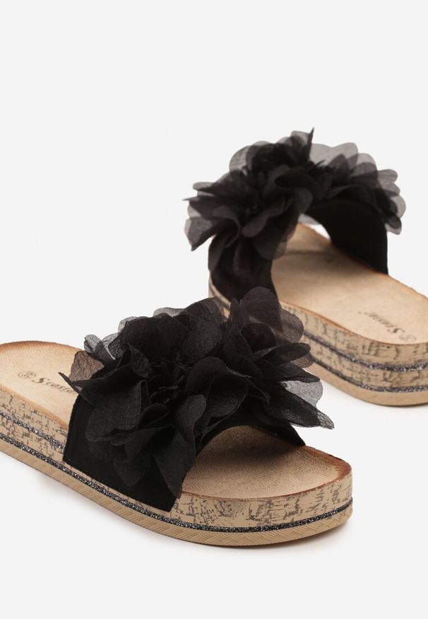 Renee - Czarne Klapki Zdobione Aplikacją z Imitacją Kwiatów Tanaretia. Okazja: na co dzień. Kolor: czarny. Materiał: jeans. Wzór: kwiaty, aplikacja. Sezon: lato. Styl: casual