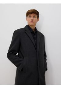 Reserved - Elegancki płaszcz z kołnierzem - czarny. Kolor: czarny. Materiał: materiał. Wzór: gładki. Styl: elegancki #1