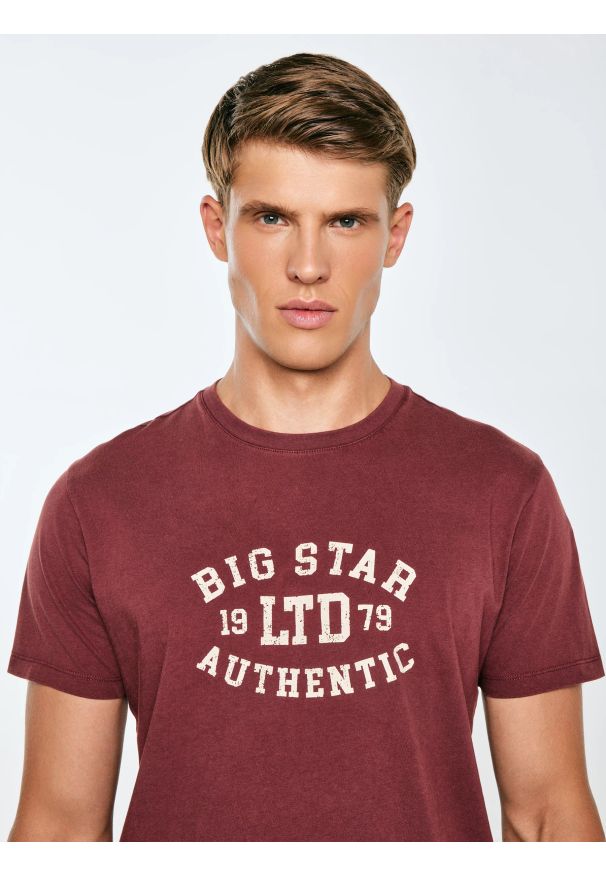 Big-Star - Koszulka męska z nadrukiem bordowa Teller 604. Okazja: na co dzień. Kolor: czerwony. Materiał: dzianina, skóra, jeans, materiał, tkanina, żakard. Wzór: nadruk. Styl: klasyczny, casual, vintage, elegancki