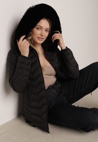 Born2be - Czarna Pikowana Kurtka Przejściowa z Kapturem i Ściągaczami po Bokach Fezika. Okazja: na spacer, na co dzień. Typ kołnierza: kaptur. Kolor: czarny. Materiał: futro, poliester, jeans. Styl: casual #1