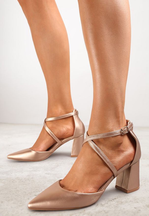 Born2be - Szampańskie Czółenka Brethopheu. Zapięcie: sprzączka. Kolor: złoty. Obcas: na obcasie. Wysokość obcasa: średni