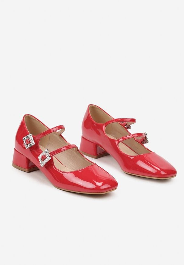 Born2be - Czerwone Czółenka na Obcasie Ozdobione Sprzączkami i Cyrkoniami Ivheria. Zapięcie: sprzączka. Kolor: czerwony. Materiał: jeans. Wzór: aplikacja. Obcas: na obcasie. Styl: elegancki. Wysokość obcasa: średni