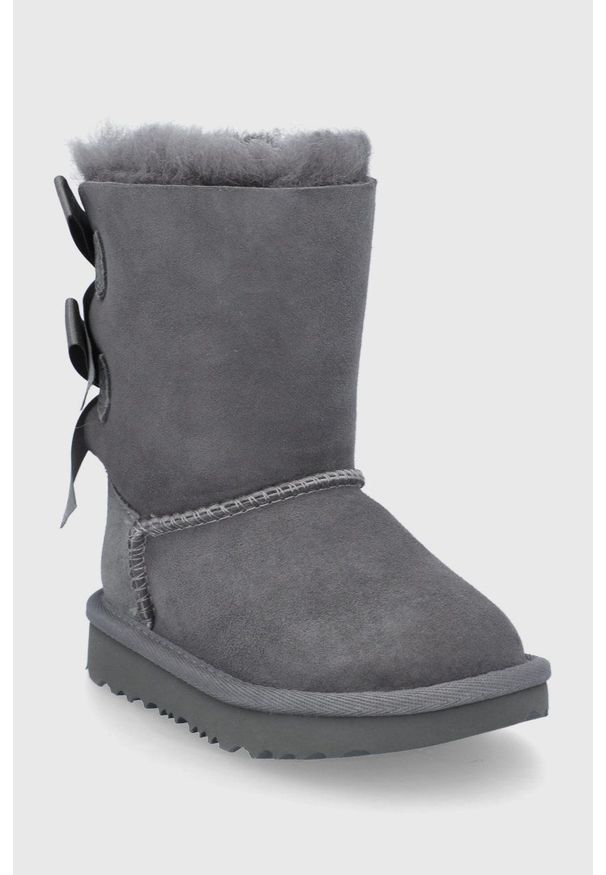Ugg - UGG śniegowce zamszowe dziecięce Bailey Bow II kolor szary. Nosek buta: okrągły. Kolor: szary. Materiał: zamsz