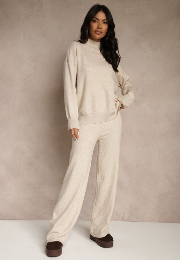 Renee - Jasnobeżowy Komplet Dzianinowy z Wełną i Bawełną Sweter Golf i Szerokie Spodnie Reipella. Kolor: beżowy. Materiał: dzianina, bawełna, wełna