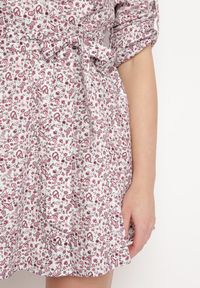 Born2be - Różowo-Biała Bawełniana Sukienka Mini w Kwiaty o Rozkloszowanym Koszulowym Kroju z Paskiem Tienl. Kolor: różowy. Materiał: bawełna. Wzór: kwiaty. Typ sukienki: koszulowe. Długość: mini #6