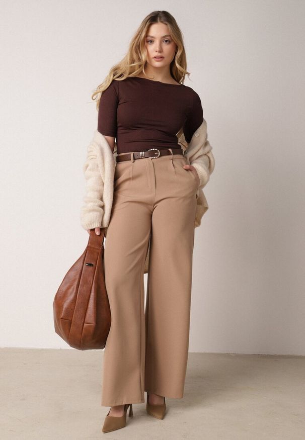 Born2be - Brązowy Wiskozowy T-shirt o Dopasowanym Kroju z Dekoltem w Łódkę Idahphaeia. Okazja: na co dzień, na spotkanie biznesowe, do pracy. Kolor: brązowy. Materiał: wiskoza. Wzór: aplikacja. Styl: casual, biznesowy, klasyczny