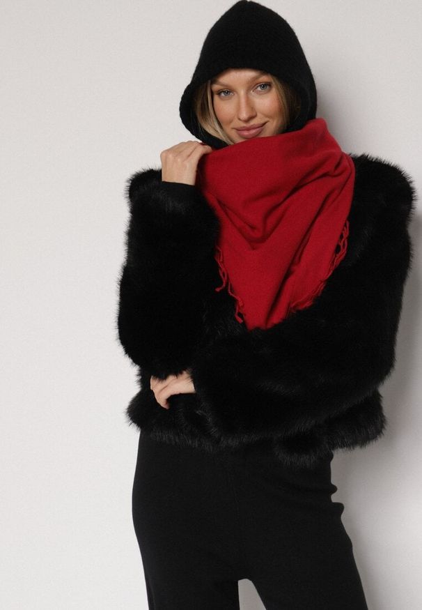 Born2be - Czerwony Gładki Szalik z Frędzlami Vetiela. Okazja: na co dzień. Kolor: czerwony. Materiał: jeans. Wzór: gładki. Sezon: zima, jesień. Styl: casual, elegancki