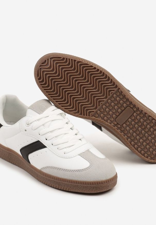 Born2be - Białe Sneakersy w Stylu Tenisówek z Perforacją Aranaria. Okazja: na co dzień, na spacer. Kolor: biały. Materiał: kauczuk, jeans. Sport: turystyka piesza