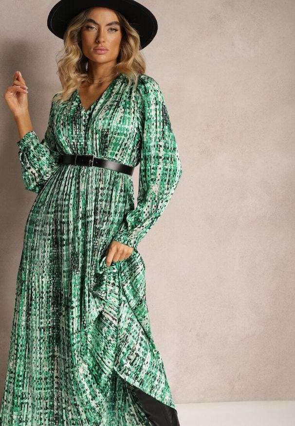 Renee - Zielona Plisowana Sukienka Maxi Ozdobiona Wzorem w Tweedowym Stylu Juvioa. Kolor: zielony. Materiał: tkanina. Wzór: aplikacja. Długość: maxi