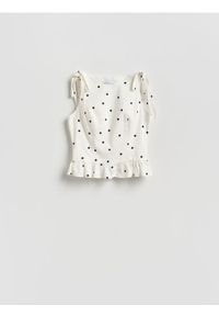 Reserved - Top w groszki - biały. Kolor: biały. Materiał: bawełna, tkanina. Wzór: grochy #1