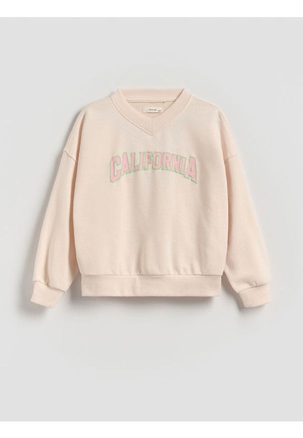 Reserved - Bluza z wypukłym napisem - pastelowy róż. Kolor: różowy. Materiał: dzianina, bawełna. Wzór: napisy
