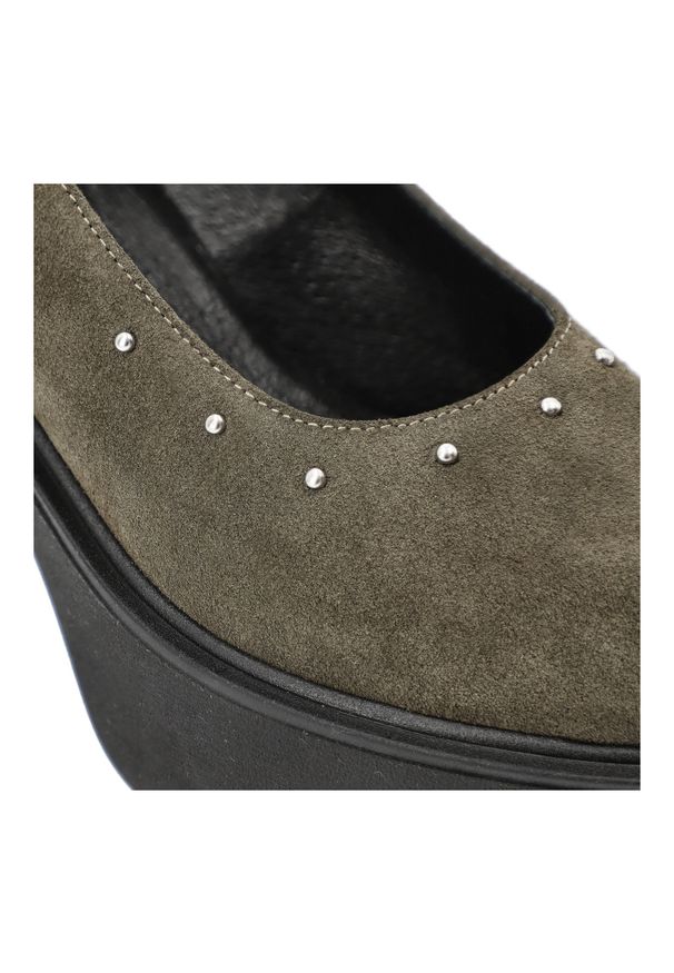 Półbuty damskie Karino, na wysokim klocku eleganckie skórzane z dżetami wsuwane z okrągłym noskiem, zielone welur, 5648-026-P. Okazja: na co dzień. Nosek buta: okrągły. Zapięcie: bez zapięcia. Kolor: zielony. Szerokość cholewki: normalna. Wzór: aplikacja. Materiał: skóra, welur. Obcas: na obcasie. Styl: elegancki. Wysokość obcasa: średni