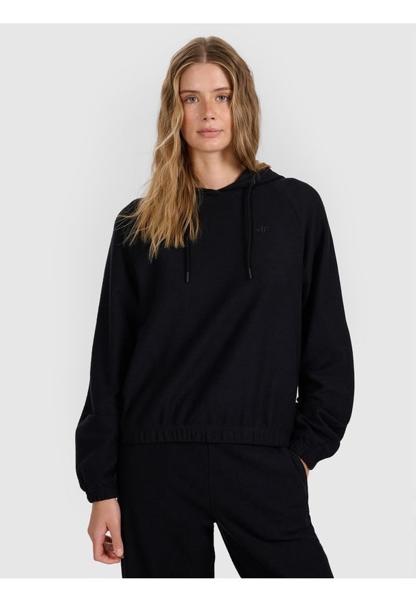 4f - 4F Bluza dresowa nierozpinana z kapturem damska - czarna XS. Okazja: na co dzień. Typ kołnierza: kaptur. Kolor: czarny. Materiał: dresówka. Długość rękawa: raglanowy rękaw. Długość: krótkie. Styl: sportowy, klasyczny, casual