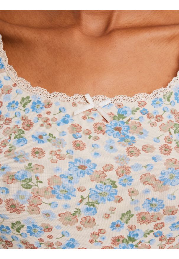 Big-Star - Koszulka damska slim z motywem kwiatowym Lamera 000. Typ kołnierza: kokarda. Kolor: wielokolorowy. Materiał: tkanina, żakard, prążkowany, jeans, koronka. Wzór: kwiaty. Styl: retro, elegancki, vintage, klasyczny