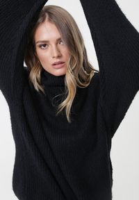 Born2be - Czarny Golf Oversize Out Of This World. Okazja: na co dzień, na spacer. Typ kołnierza: golf. Kolor: czarny. Materiał: skóra, wiskoza, jeans. Styl: klasyczny, casual #3