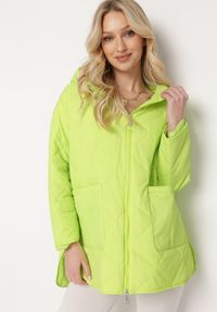 Born2be - Zielona Kurtka Oversize z Kapturem z Ozdobnym Pikowaniem i Rozcięciem Klimella. Typ kołnierza: kaptur. Kolor: zielony. Styl: elegancki #5