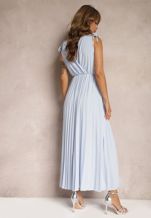 Renee - Jasnoniebieska Rozkloszowana Sukienka Plisowana z Wiskozą i Bawełną Wykończona Gumką w Talii Yefia. Okazja: na co dzień. Kolor: niebieski. Materiał: wiskoza, bawełna. Styl: casual