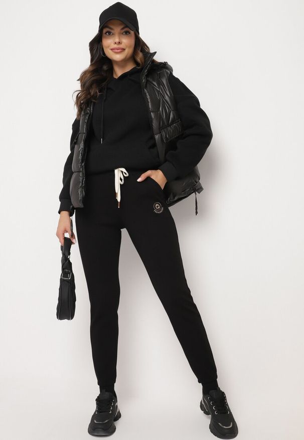 Born2be - Czarne Spodnie Dresowe Zwężane z Kieszeniami i Gumką w Pasie Lerikas. Okazja: na co dzień. Kolor: czarny. Materiał: dresówka. Styl: casual
