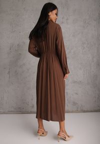 Renee - Brązowa Koszulowa Sukienka z Wiskozy z Asymetrycznym Drapowaniem i Guzikiem Hetasa. Okazja: na co dzień. Kolor: brązowy. Materiał: wiskoza. Długość rękawa: długi rękaw. Typ sukienki: asymetryczne, koszulowe. Styl: casual, elegancki #8