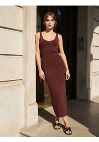 Sinsay - Swetrowa sukienka midi z marszczeniami i ozdobnym detalem - pomarańczowy. Kolor: pomarańczowy. Długość: midi #1