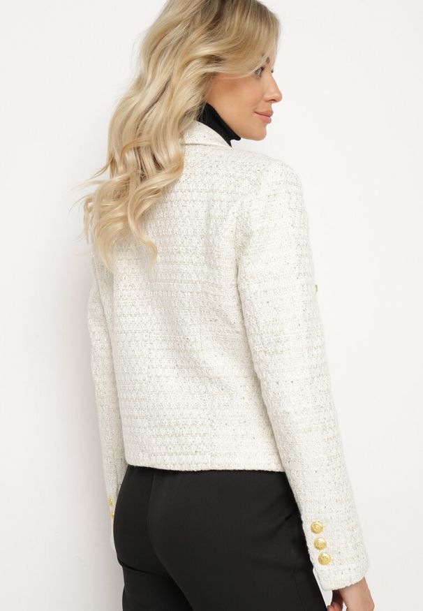 Born2be - Jasnobeżowa Dwurzędowa Marynarka Taliowana w Tweedowym Stylu z Imitacją Kieszeni Liolia. Okazja: na co dzień. Kolor: beżowy. Styl: elegancki, casual